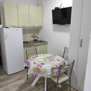 Apartment Perutović的厨房或小厨房