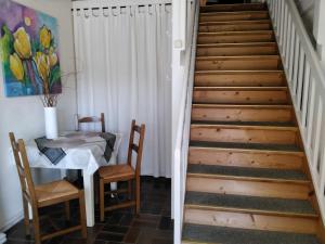a stairway with a table and a table and chairs at Ferienatelier 1 in Steffenshagen