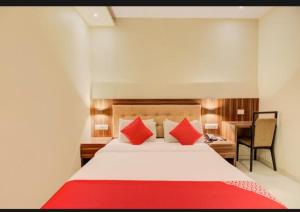 Postel nebo postele na pokoji v ubytování Hotel Emerald Near T2 International Airport Mumbai