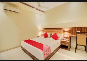 Postel nebo postele na pokoji v ubytování Hotel Emerald Near T2 International Airport Mumbai