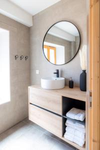 y baño con lavabo y espejo. en Joli T3 en Duplex avec terrasse #6, en Embrun