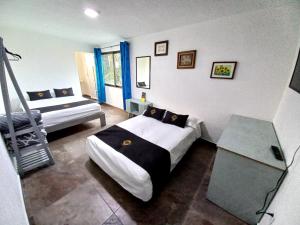 um quarto com duas camas e uma mesa em RCH Suite em Cidade do México