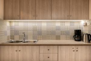 A kitchen or kitchenette at Strat's City Loft
