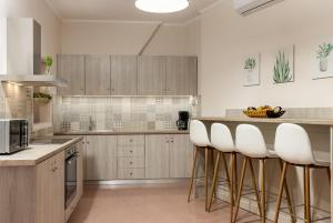 A kitchen or kitchenette at Strat's City Loft