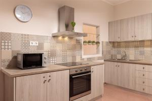 A kitchen or kitchenette at Strat's City Loft