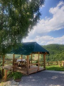 Etno selo ŽURIĆ في مويكوفاتش: شرفة مع طاولة نزهة وسقف أزرق
