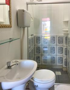 y baño con aseo y lavamanos. en Pousada Brisa de Gramado, en Gramado