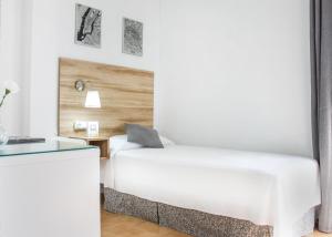 Postel nebo postele na pokoji v ubytování Hotel Restaurante Vía Sevilla - Cádiz by MA 22 Puntos