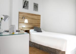 Postel nebo postele na pokoji v ubytování Hotel Restaurante Vía Sevilla - Cádiz by MA 22 Puntos