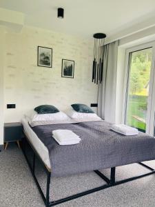 Ένα ή περισσότερα κρεβάτια σε δωμάτιο στο Villa Makuchówka