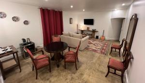 A television and/or entertainment centre at Les Distinguées - Manoir de Bessodes