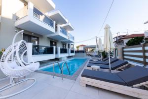 Bazén v ubytování Ammos Luxury Apartments nebo v jeho okolí