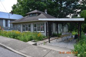 een huis met een prieel ervoor bij Bungalow in Bloom in French Lick