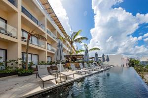 Bazén v ubytování Hive Cancun by G Hotels nebo v jeho okolí