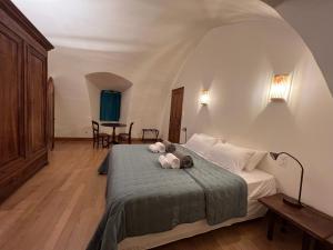 A bed or beds in a room at Les Distinguées - Manoir de Bessodes
