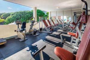 een fitnessruimte met veel loopbanden en machines bij Hotel Parigi in Bibione