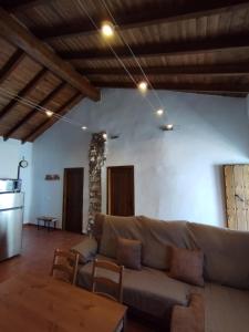 een woonkamer met een bank en een tafel bij Mi pequeña Abril in Grazalema