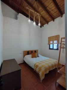 - une chambre blanche avec un lit dans l'établissement Mi pequeña Abril, à Grazalema