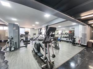 un gimnasio con cintas de correr y máquinas en una habitación en Ouro Minas Hotel Belo Horizonte, Dolce by Wyndham en Belo Horizonte