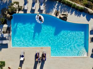 Bazén v ubytování Hyperion Villa by LLB Mykonos nebo v jeho okolí