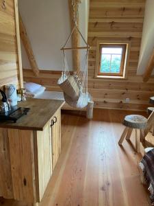 Zimmer mit Hängematte in einem Blockhaus in der Unterkunft Ku Sośnie 2 in Rzepiska