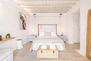 Postel nebo postele na pokoji v ubytování Hyperion Villa by LLB Mykonos