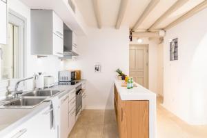 Kuchyň nebo kuchyňský kout v ubytování Hyperion Villa by LLB Mykonos