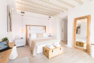 Tempat tidur dalam kamar di Hyperion Villa by LLB Mykonos