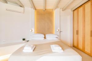Postel nebo postele na pokoji v ubytování Hyperion Villa by LLB Mykonos
