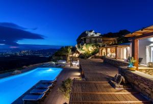 Bazén v ubytování Hyperion Villa by LLB Mykonos nebo v jeho okolí