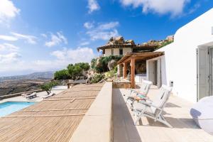 Bazén v ubytování Hyperion Villa by LLB Mykonos nebo v jeho okolí