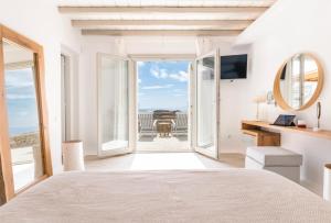 TV a/nebo společenská místnost v ubytování Hyperion Villa by LLB Mykonos