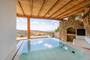 Bazén v ubytování Hyperion Villa by LLB Mykonos nebo v jeho okolí