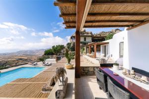 Bazén v ubytování Hyperion Villa by LLB Mykonos nebo v jeho okolí