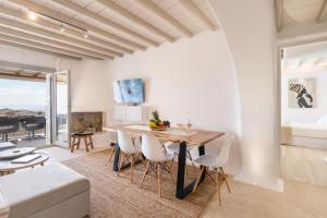 TV a/nebo společenská místnost v ubytování Hyperion Villa by LLB Mykonos