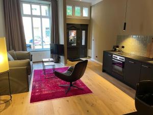 a kitchen and living room with a red rug at Fisher`s Lab in Lübeck