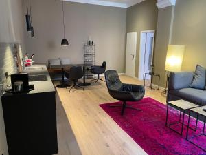 - un salon avec un canapé et une table dans l'établissement Fisher´s Loft Studio, à Lübeck