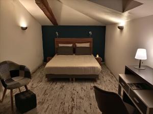 um quarto com uma cama, uma secretária e uma cadeira em Cadol'Ain em Servignat