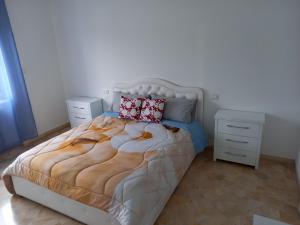 een slaapkamer met een groot bed en 2 nachtkastjes bij Serravalle Apartment in Serravalle Scrivia