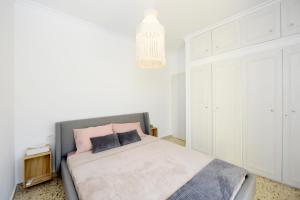 Postel nebo postele na pokoji v ubytování Naya Ixia Rhodes Apartment