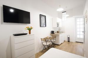Televízia a/alebo spoločenská miestnosť v ubytovaní Great studio near the Eiffel Tower