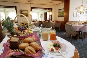 ヴィリンゲンにあるUrlaubs- und Wellnesshotel Friederikeの食器とオレンジジュースをトッピングしたテーブル