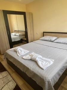 um quarto com 2 camas e toalhas brancas em Св.Георги em Sapareva Banya