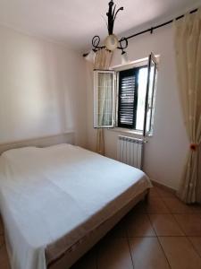 ブリアーティコにあるVilla Sabbiaの窓付きの客室の白いベッド1台