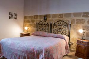 Postel nebo postele na pokoji v ubytování Baglio Spanò - Antiche Dimore di Sicilia + 37 fotografií