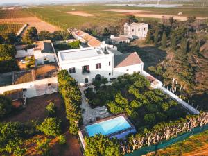 una vista aérea de una casa blanca con piscina en Baglio Spanò - Antiche Dimore di Sicilia, en Petrosino