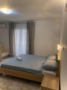 Apartmani Orlović Bar tesisinde bir odada yatak veya yataklar