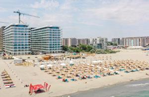 En strand i nærheden af lejlighedshotellet