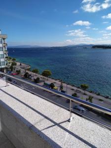 widok na ocean z budynku w obiekcie Hotel Brisa del Mar w mieście O Grove