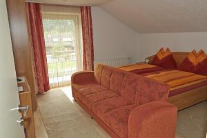 un soggiorno con divano e letto di Ferienhaus Jantscher a Flattach